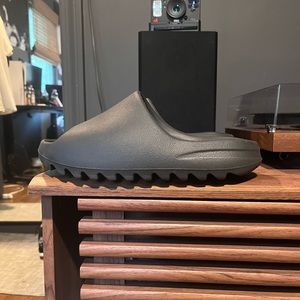 COPY - YEEZY ONYX SLIDES - NO BOX